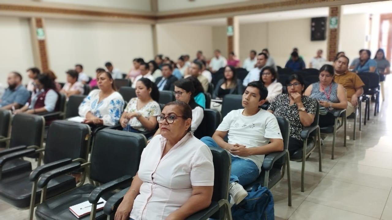 Servidores públicos de la región participando del taller