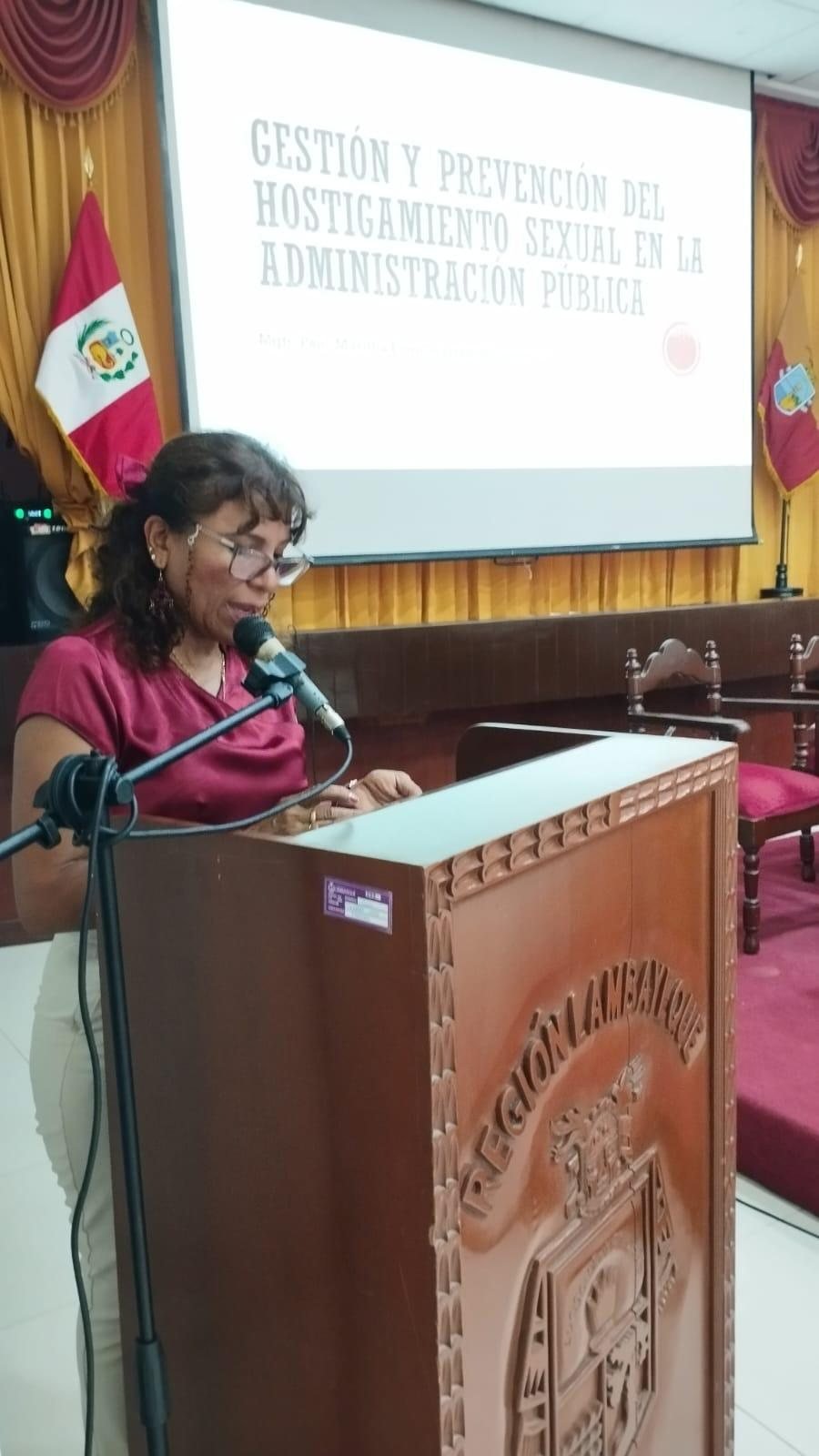 En el podio del auditorio
